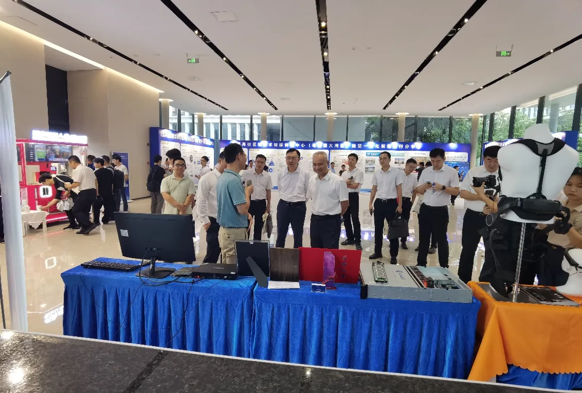 Tang Liming, Member of the Panyu District Committee, Head of the Organization Department and Director of the District Talent Office, and other leaders visit the ChipsNest booth