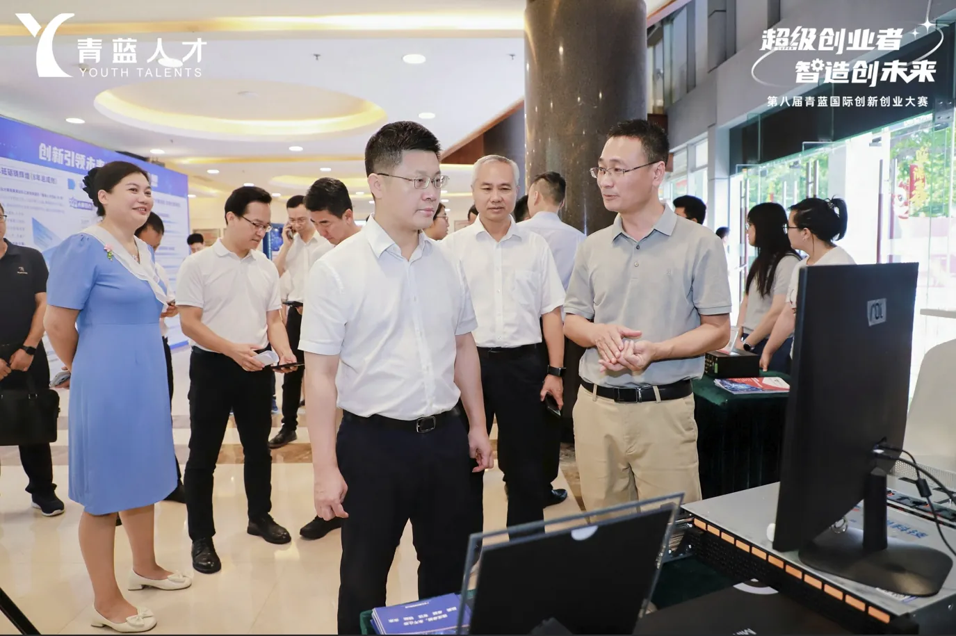 Panyu District Mayor Chen Xiaohua visits the ChipsNest booth