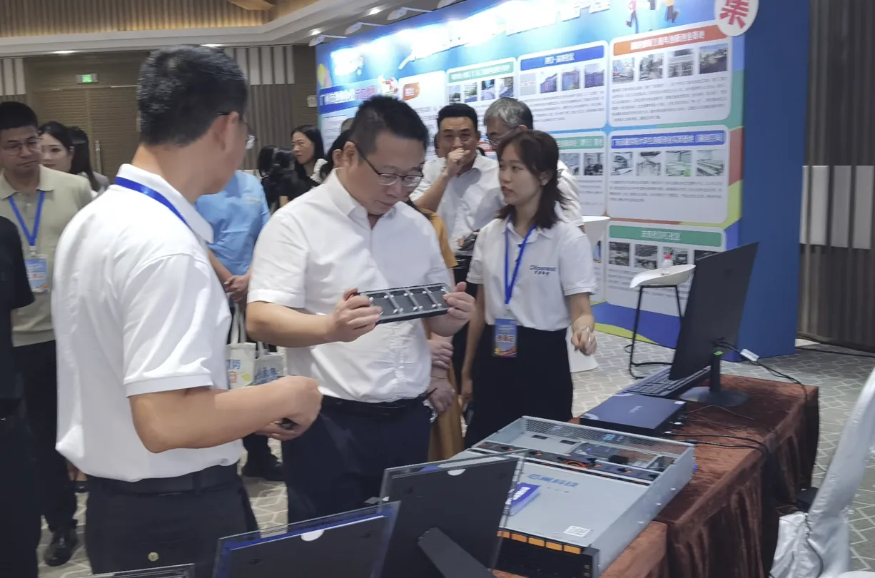 Lin Nian, Deputy Director of the Guangzhou Human Resources and Social Security Bureau, visits the ChipsNest booth